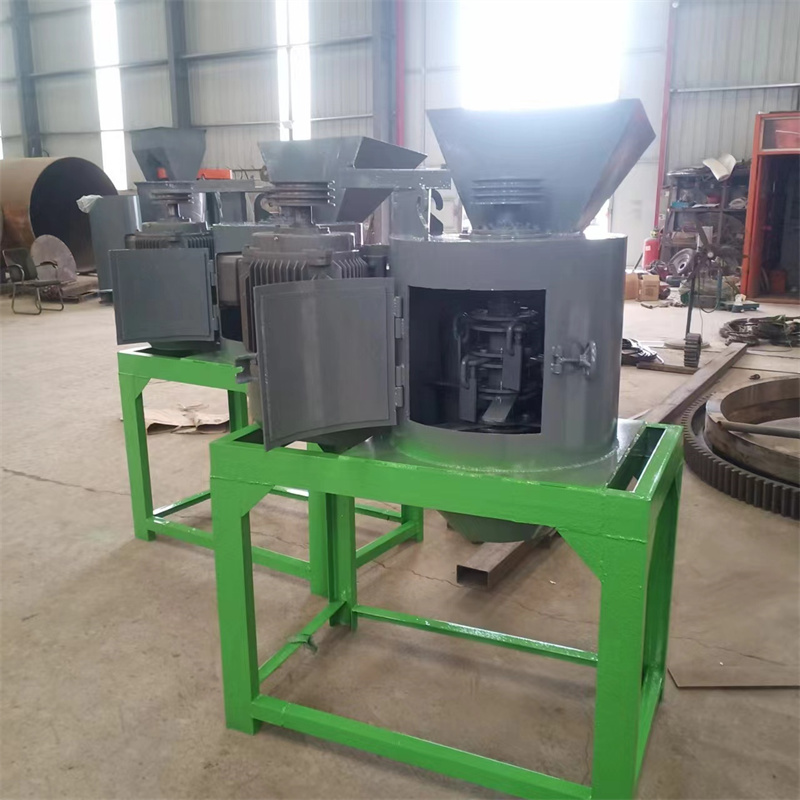 有機(jī)肥粉碎機(jī)小型立式粉碎機(jī)整機(jī)調(diào)試完畢發(fā)貨